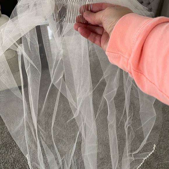 Wedding Dress with veil - Picture 5 of 5